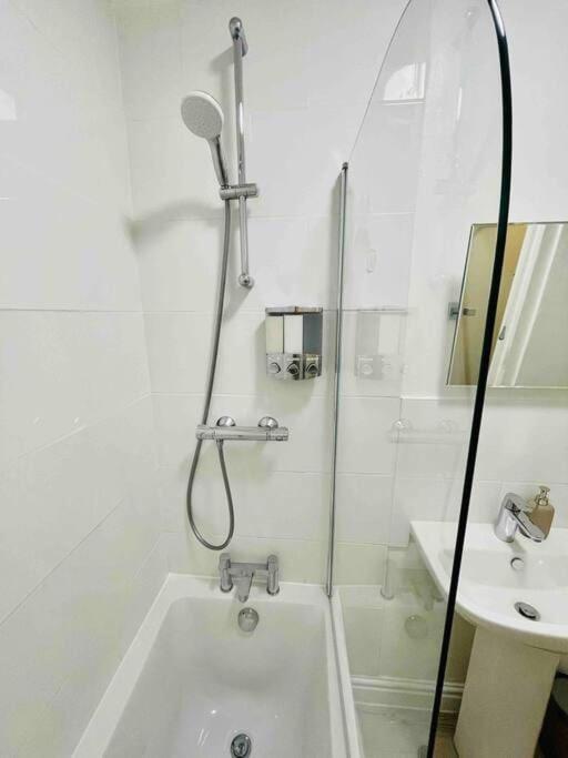 Newly Refurbished, Central Apartment With Permit Parking Bath Bagian luar foto