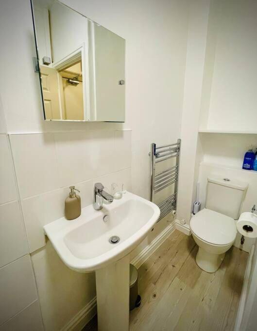Newly Refurbished, Central Apartment With Permit Parking Bath Bagian luar foto