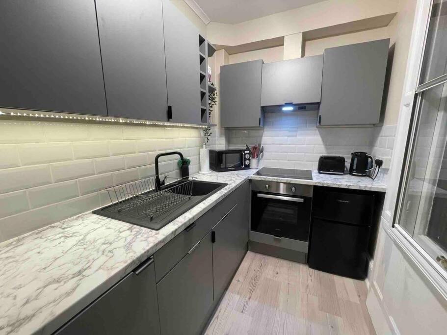 Newly Refurbished, Central Apartment With Permit Parking Bath Bagian luar foto