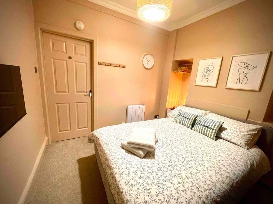 Newly Refurbished, Central Apartment With Permit Parking Bath Bagian luar foto