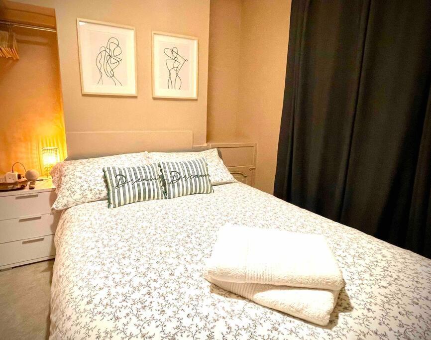 Newly Refurbished, Central Apartment With Permit Parking Bath Bagian luar foto